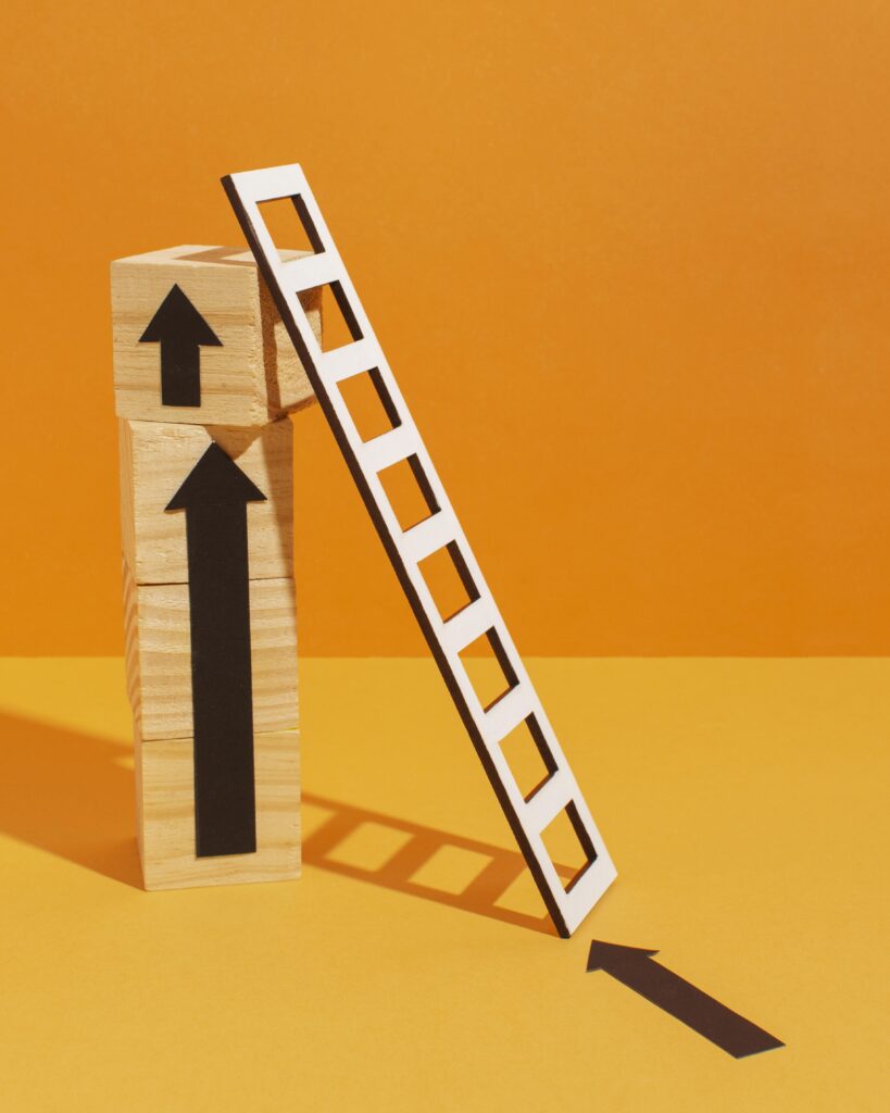 Escalera de cubos de madera que representa las fases del procedimiento de segunda oportunidad